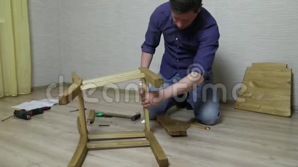 家具组装的过程视频的预览图