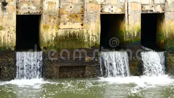 日常生活视频雨后城市里一条运河里的水正在流向大海排水及防止水浸视频的预览图