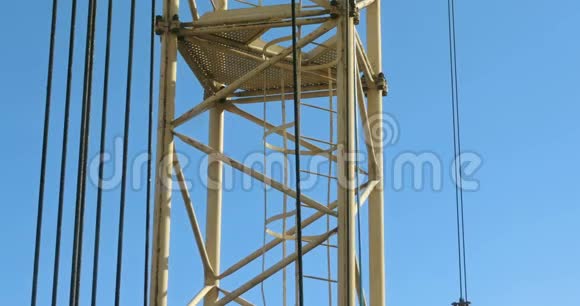 施工现场塔吊顶着蓝天视频的预览图