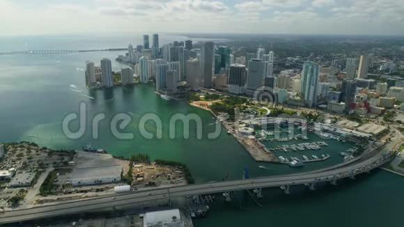 迈阿密空中观景楼船迈阿密河沿岸城镇视频的预览图