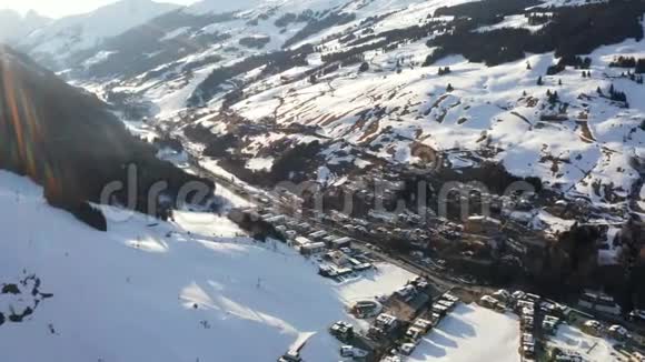 奥地利冬季小镇的鸟瞰图视频的预览图