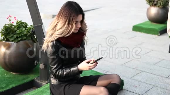 女人用她的智能手机视频的预览图