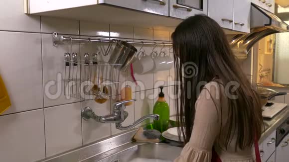 亚裔美国女孩洗碗视频的预览图