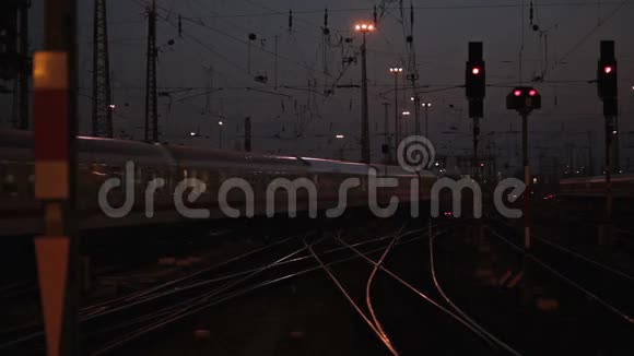 出发的火车视频的预览图
