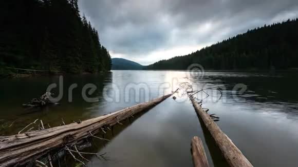 带有山湖的晨景视频的预览图