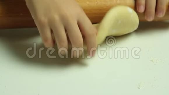 女人做饭做面团视频的预览图