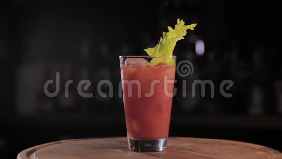 在酒吧里准备喝含酒精的鸡尾酒视频的预览图