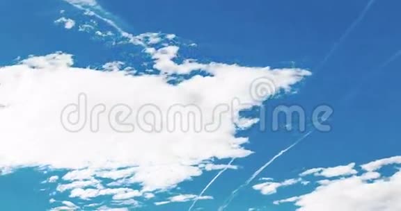 蓝天上的白云圈视频的预览图