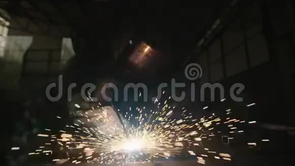 焊接金属工人的慢动作镜头视频的预览图