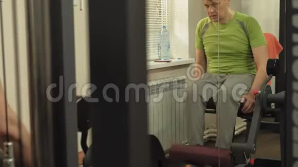 健身房里的那个人健身健康生活方式视频的预览图