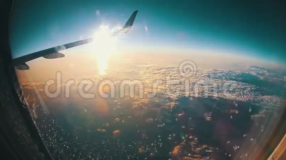 太阳背景下透过喷气飞机的窗户看到云视频的预览图