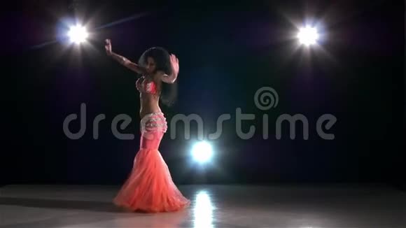 肚皮舞女肚皮舞女黑色舞蹈视频的预览图
