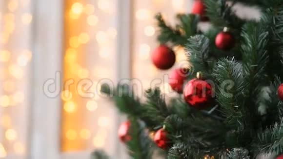 圣诞树背景灯上有红色玩具视频的预览图
