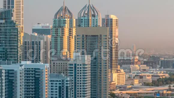 迪拜码头摩天大楼日出从JLT在迪拜时间推移阿联酋视频的预览图