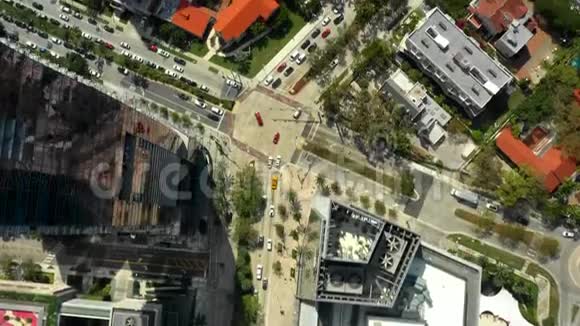 城市空中无人机视频迈阿密布里克尔视频的预览图