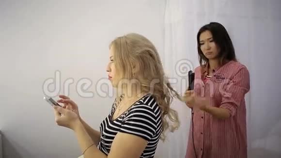 美容院的女孩视频的预览图
