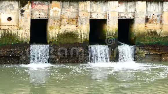城市里一条运河里的水正在流向大海排水及防止水浸视频的预览图