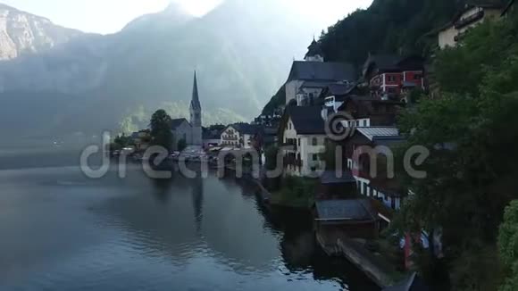 拥有山屋和教堂的Hallstatt村视频的预览图