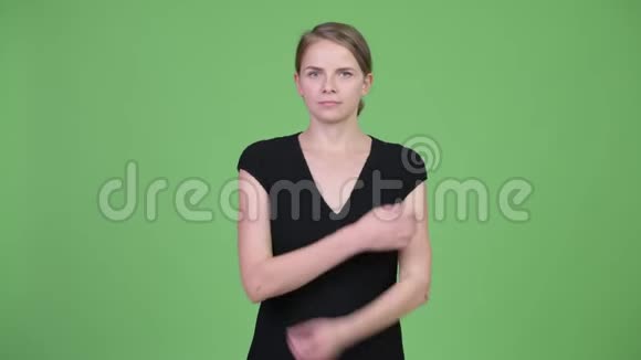 年轻漂亮的女商人双臂交叉视频的预览图