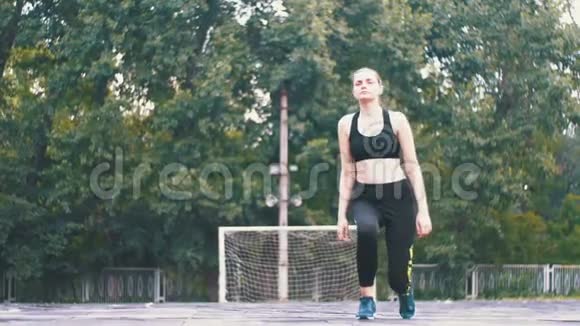 体育运动青年女运动员在公园的运动场上从事健身活动视频的预览图