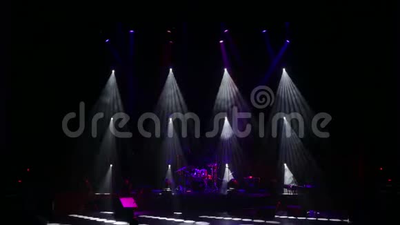 一个空的音乐会舞台上的彩色灯光与烟雾舞台灯光和烟雾视频的预览图