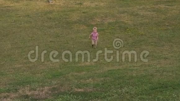 一个小孩正在草地上的公园里玩耍视频的预览图