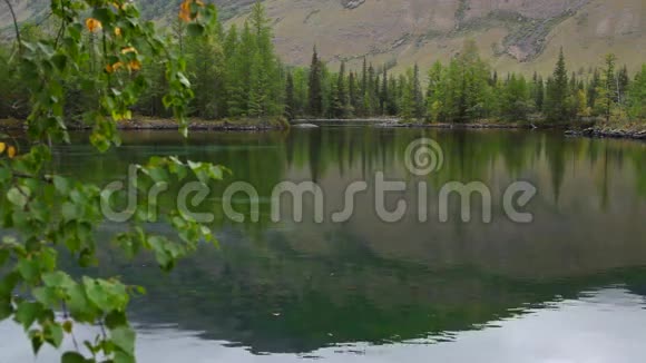 湖中有山的背景视频的预览图