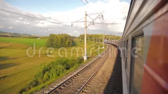 火车外的有轨电车在森林铁路附近的铁轨上行驶慢动作视频带着生活方式的火车视频的预览图