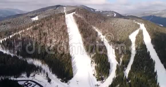 冬季山岭滑雪场鸟瞰图视频的预览图