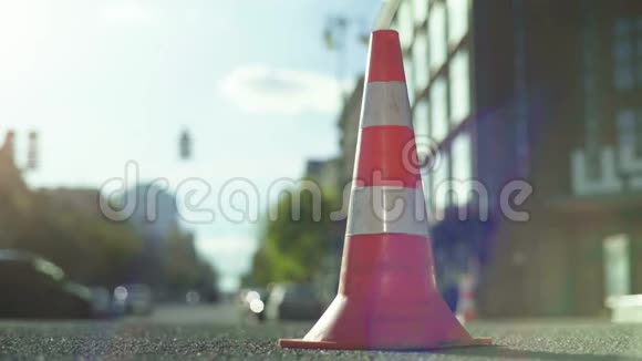 警察在路上盘旋事故地点运输道路交通签字基辅视频的预览图