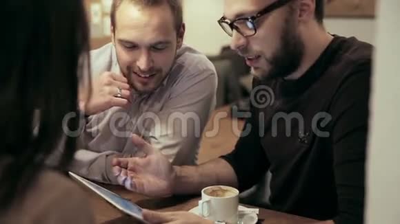 咖啡馆里的商务会议团队正在使用平板电脑视频的预览图