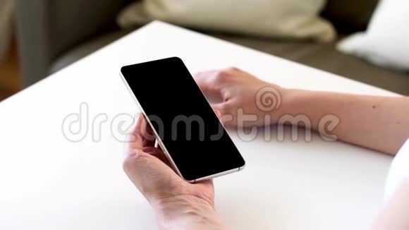 双手握着空白黑屏的智能手机视频的预览图