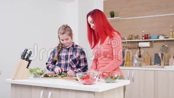 女儿在厨房帮妈妈视频的预览图