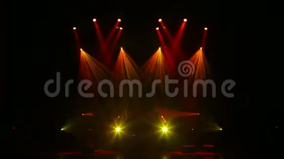 五颜六色的灯光闪烁白色的光线在黑暗中的空台上视频的预览图