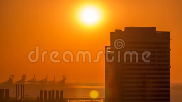 迪拜码头在迪拜的空中时光五颜六色的日落阿拉伯联合酋长国视频的预览图
