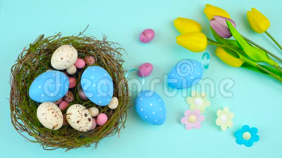 复活节快乐头顶上有复活节彩蛋和木制背景装饰视频的预览图