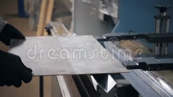 钣金用工具及弯曲设备制造车间工人在仓库调整机器a视频的预览图