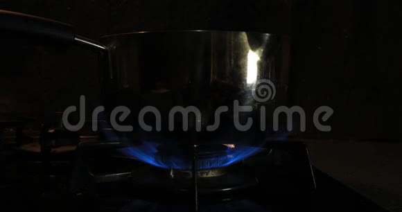 厨房锅下的热量被点燃视频的预览图