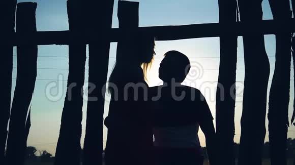 日落时分在城外坠入爱河的年轻夫妇视频的预览图