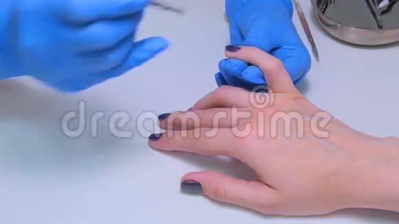 专业美容师为女性涂指甲油视频的预览图