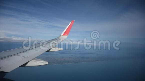 从飞机飞行之间的空中景观和城市景观视频的预览图