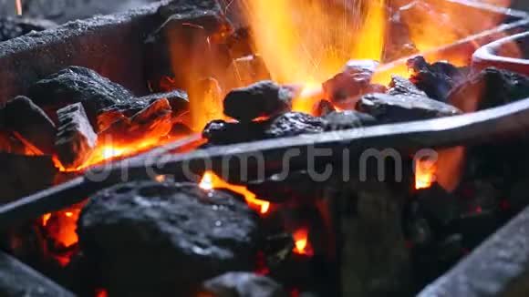 有燃烧的火和铁的煤视频的预览图
