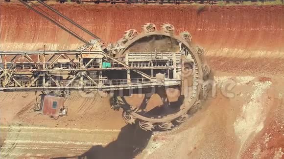 斗轮挖掘机工作视频的预览图