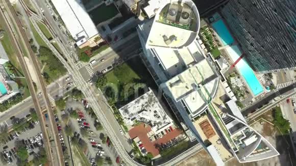 城市空中无人机视频迈阿密布里克尔视频的预览图