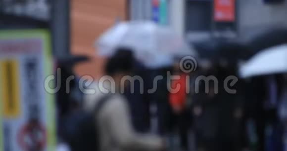 东京新宿十字路口行人身体部位雨天视频的预览图
