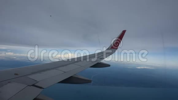从飞机飞行之间的空中景观和城市景观视频的预览图