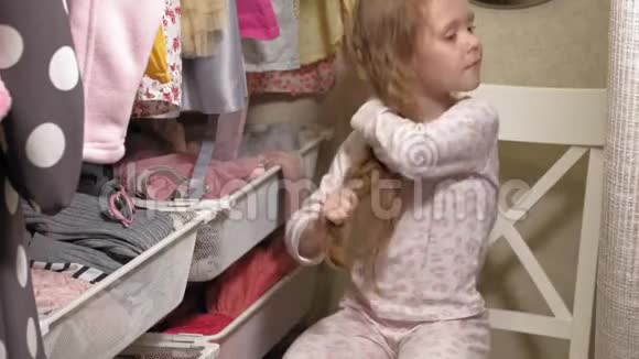 家里衣柜里漂亮的小女孩时尚儿童视频的预览图