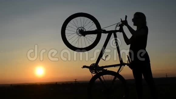 日落时骑自行车的女孩视频的预览图
