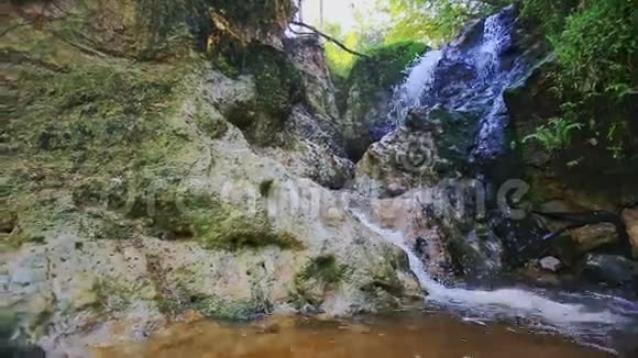 高山瀑布快速水流入河视频的预览图