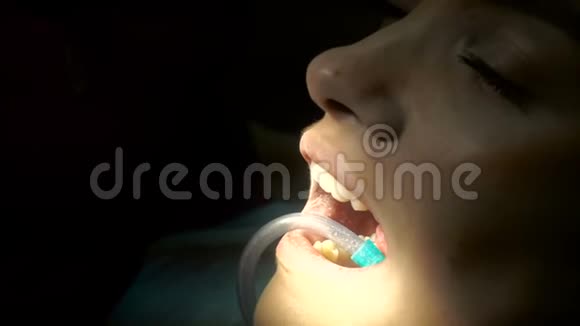 年轻女孩从牙医那里治疗牙齿视频的预览图